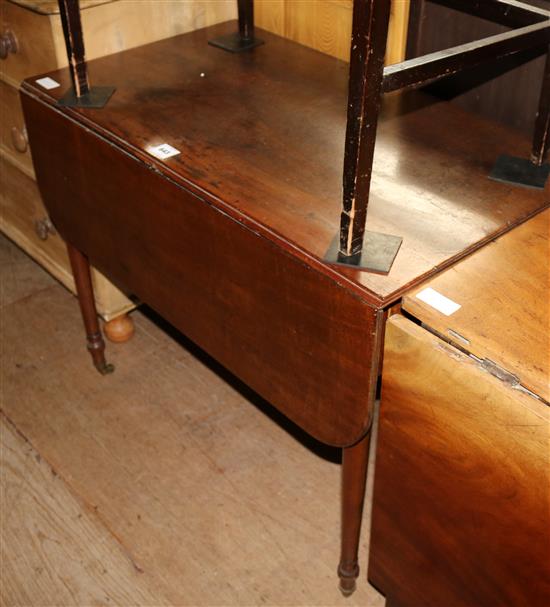 Mahogany Pembroke table(-)
